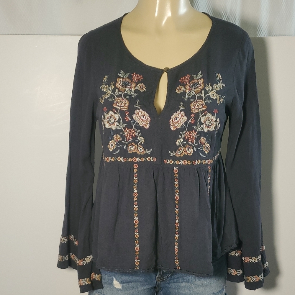 American Eagle Embroidered Floral Black Blouse Bell Sleeve Boho Grey SZ S